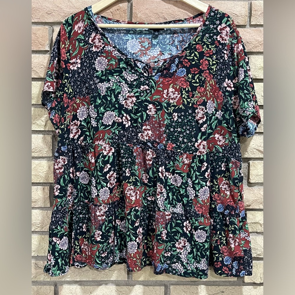 🩷🩵Torrid Top Size 1 Floral Short Sleeves